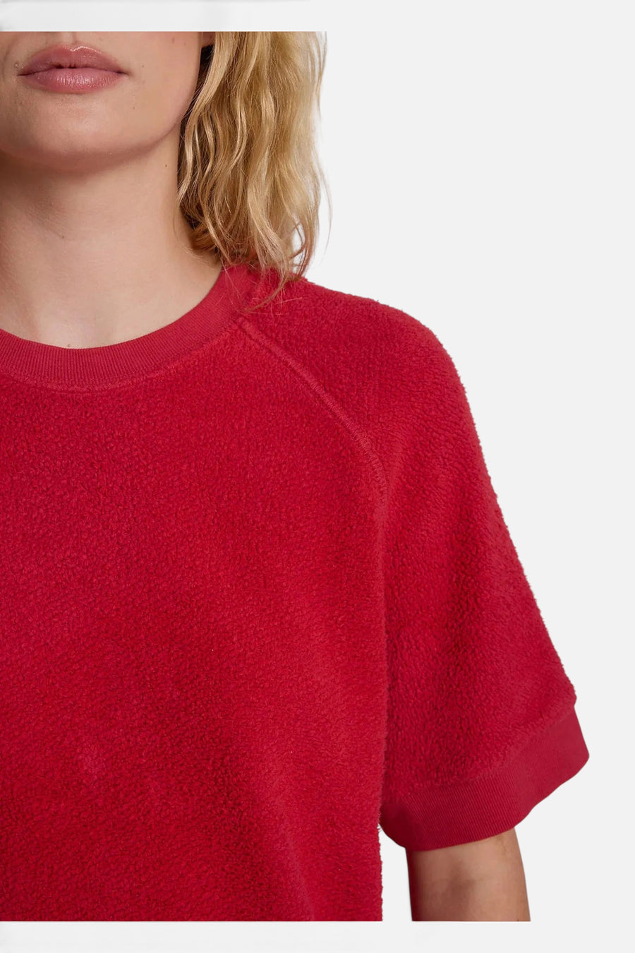 Perfect White Tee Ziggy Short Sleeve Sweatshirt in True Red – detail