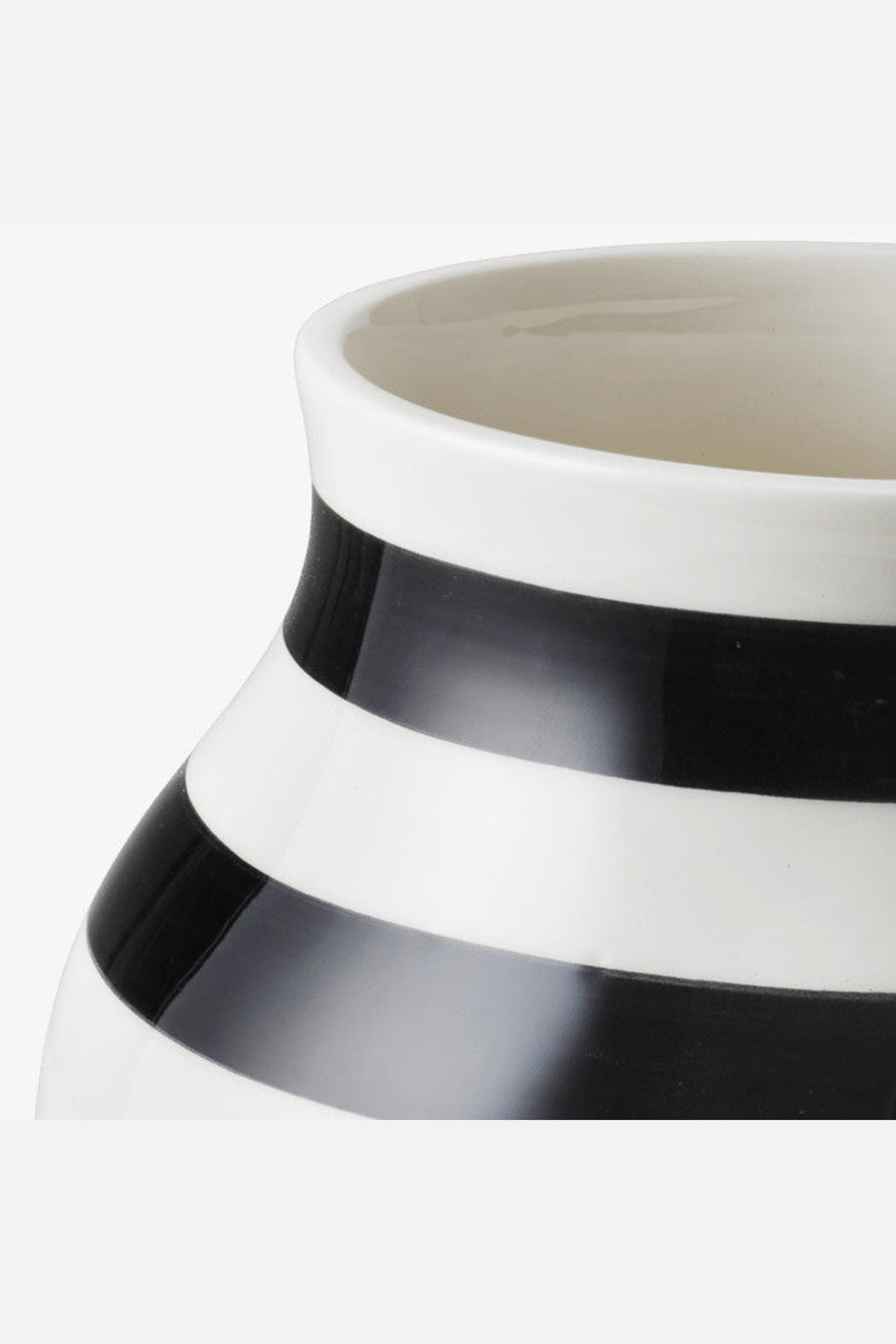 Rosendahl Kähler Omaggio Vase in Black - 7.9 in – back view