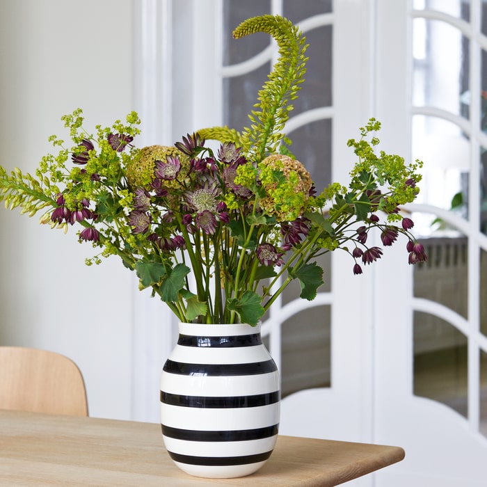 Rosendahl Kähler Omaggio Vase in Black - 7.9 in – detail