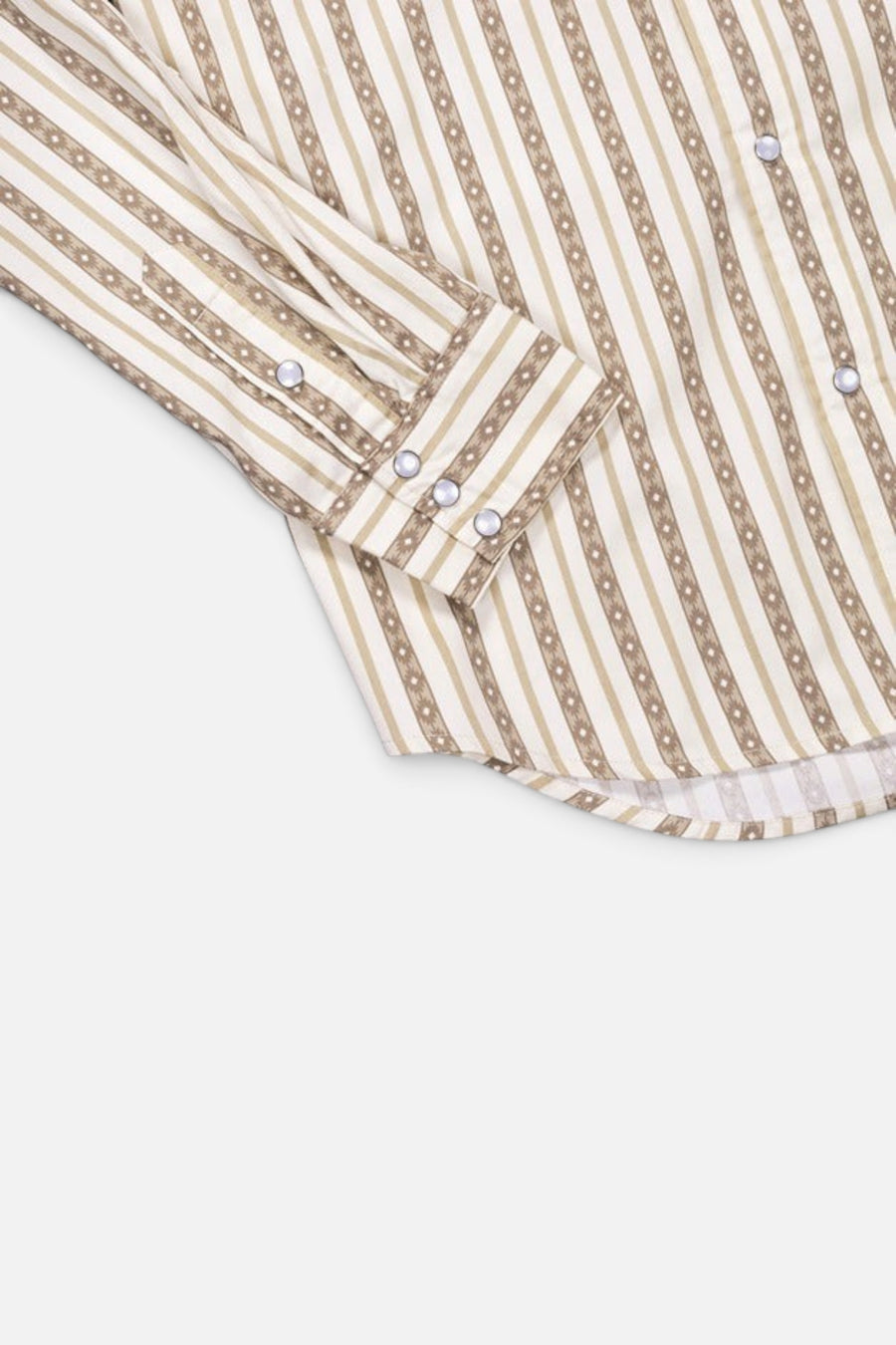 Sendero Provisions The Wyatt Button Up Long Sleeve Serape Pearl Snap Shirt in Tan – detail