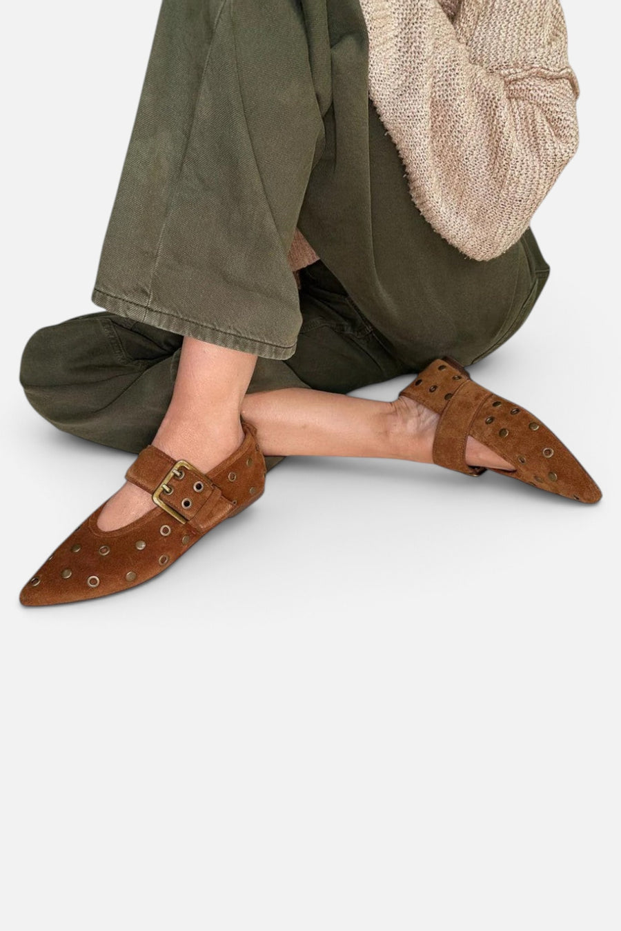 Seychelles Abbey Flat in Brown – on model