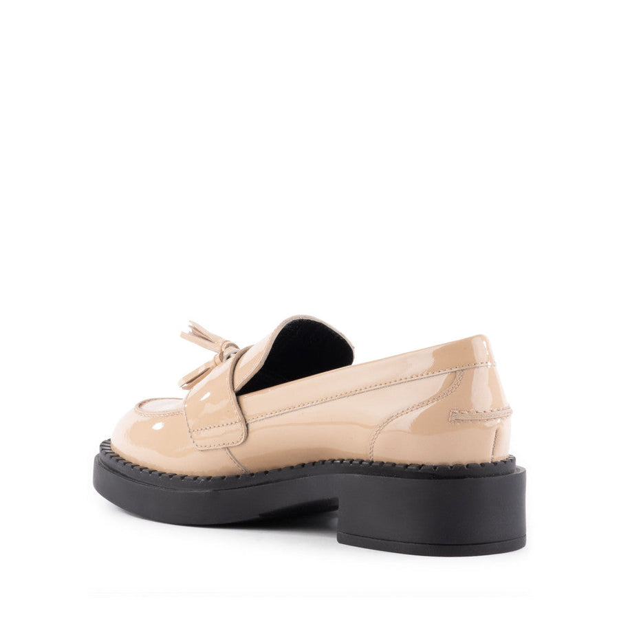 Seychelles Final Call Loafer in Patent Beige – detail