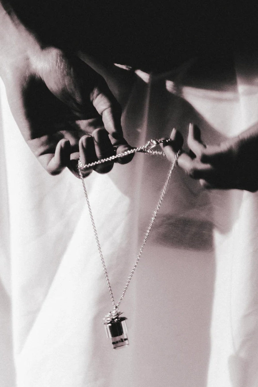 Strangelove meltmyheart Potion Pendant – side view