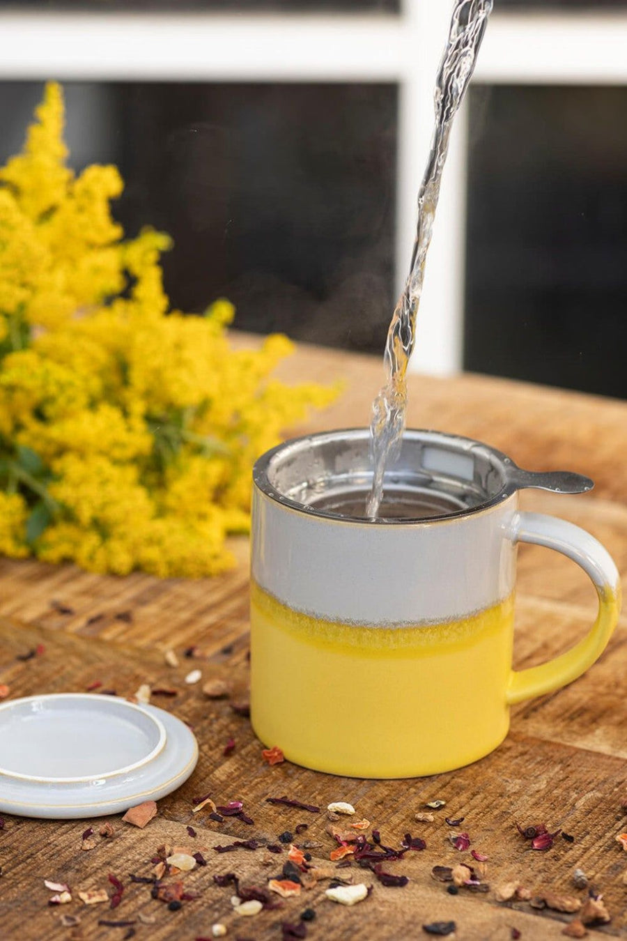 Tranquillo Cup with Tea Strainer in Yellow – flat lay