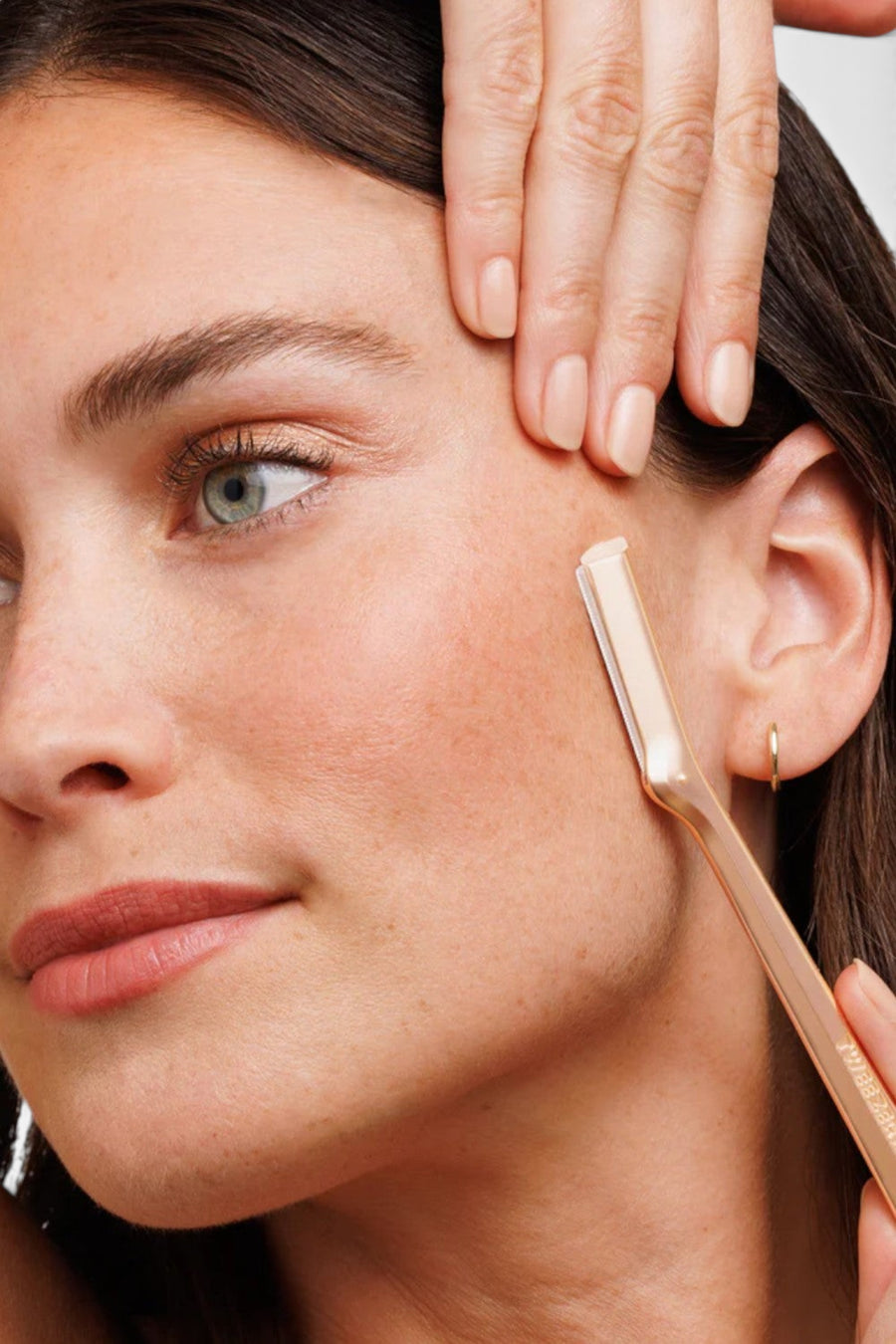 Tweezerman Rose Gold Facial Razor – flat lay