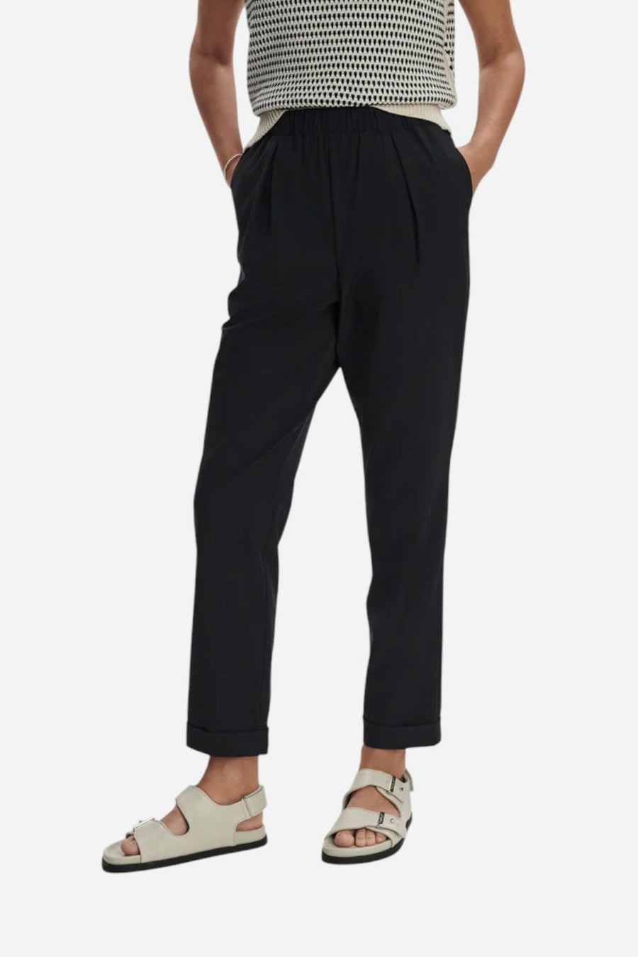 Varley Alana Slim Tapered Cuff Pant 27" in Black – front view