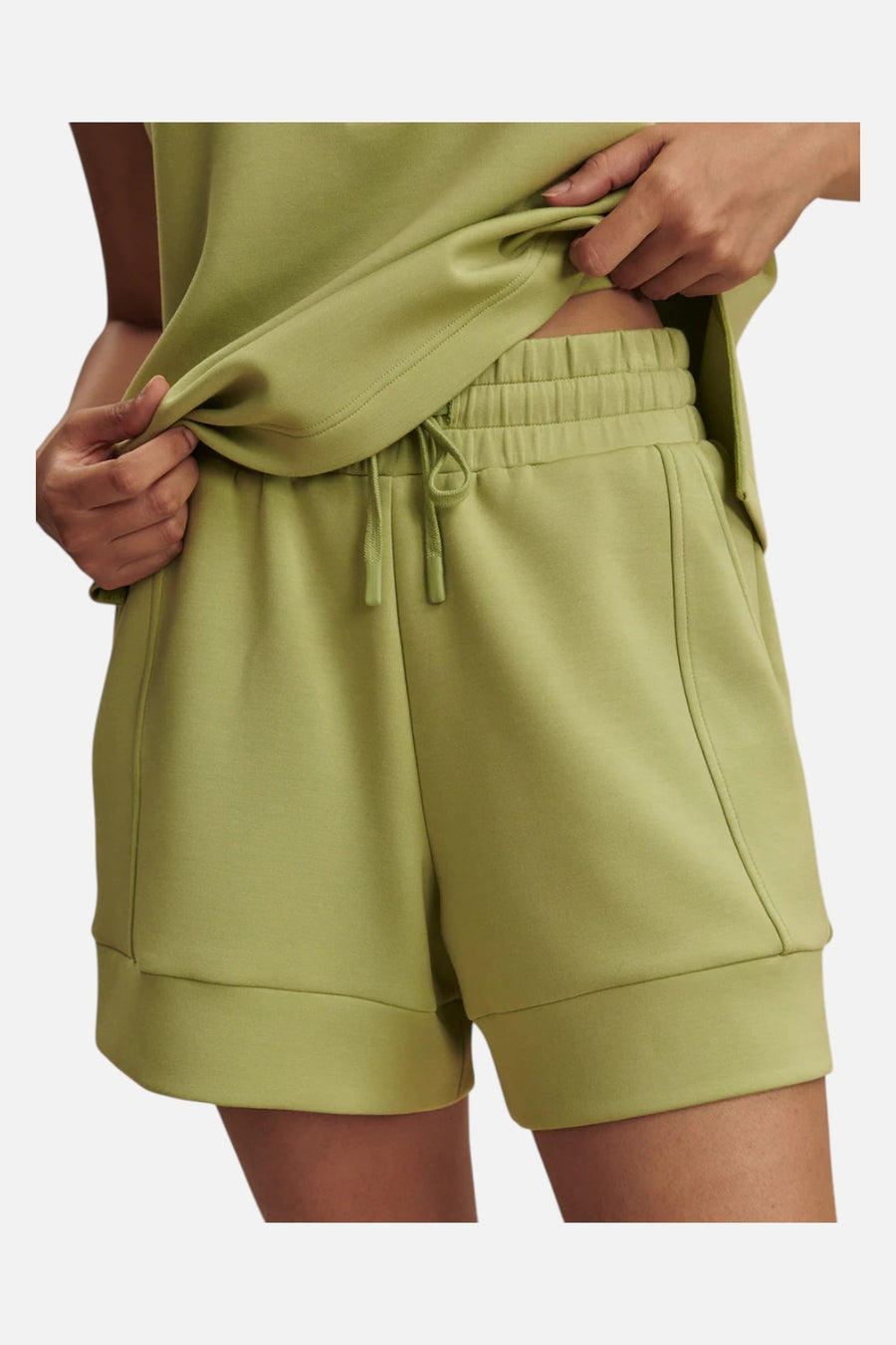 Varley Atrium High-Rise Short 4.5" in Fern – detail