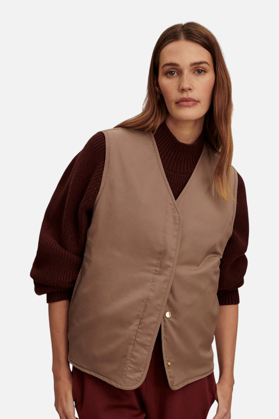 Varley Lori Reversible Gilet in Ash Taupe & Birch – on model