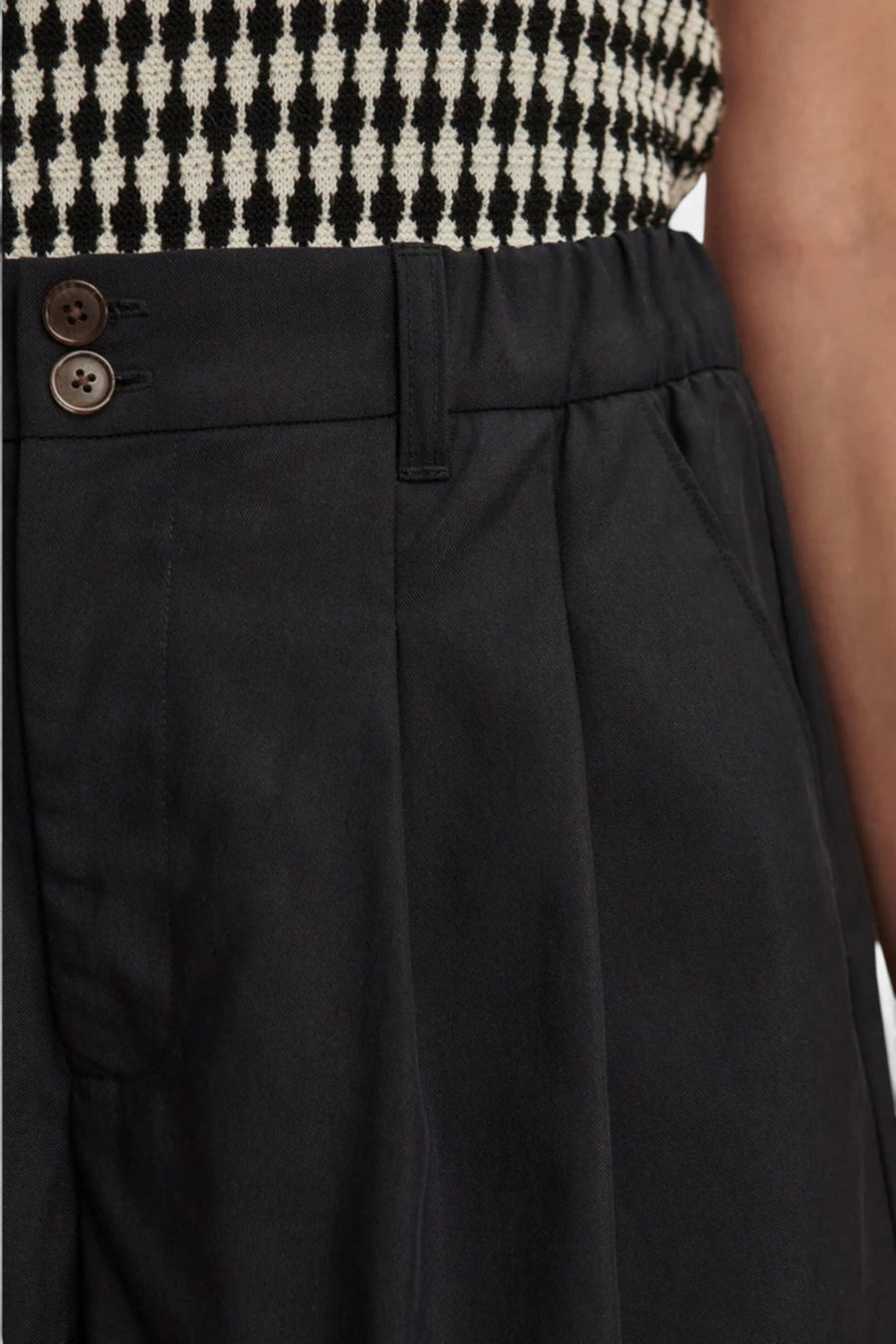 Varley Tansy Woven Short 3" in Black – detail