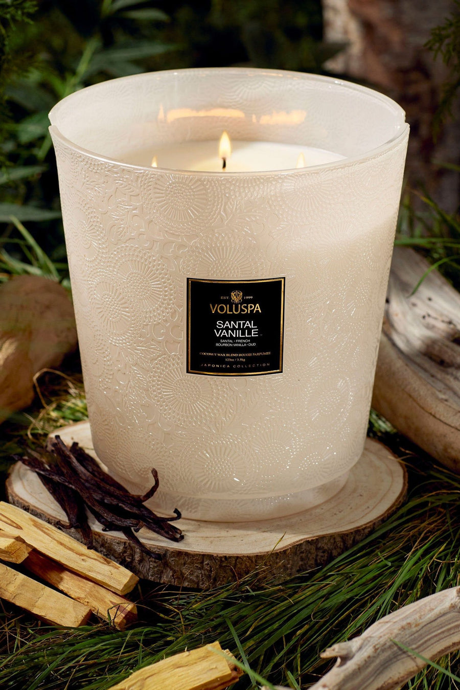 Voluspa 5 Wick Hearth Candle in Santal Vanille – detail