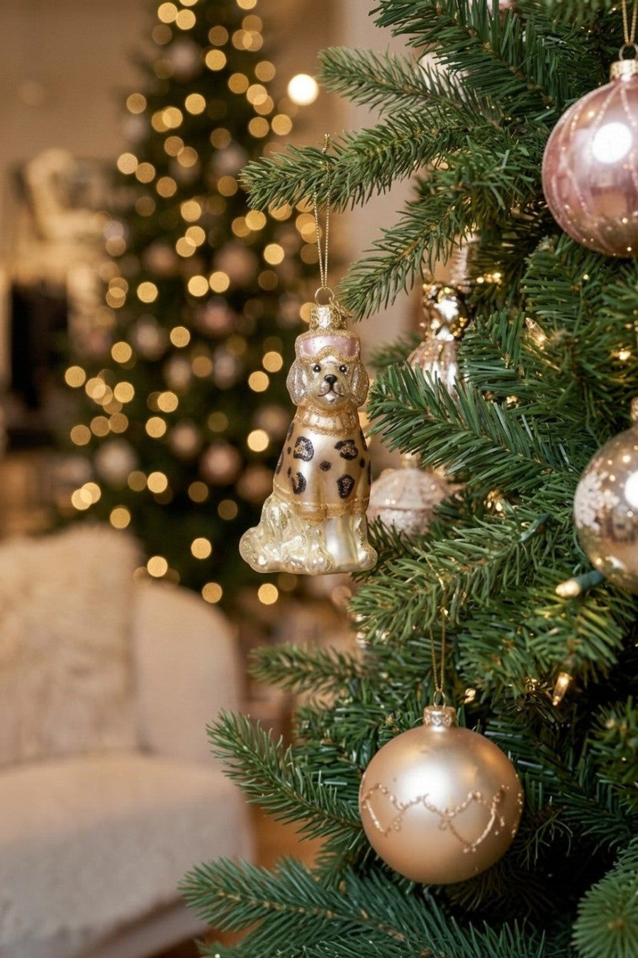 Vondels Lab with Ski Goggles & Sweater Christmas Ornament – back view